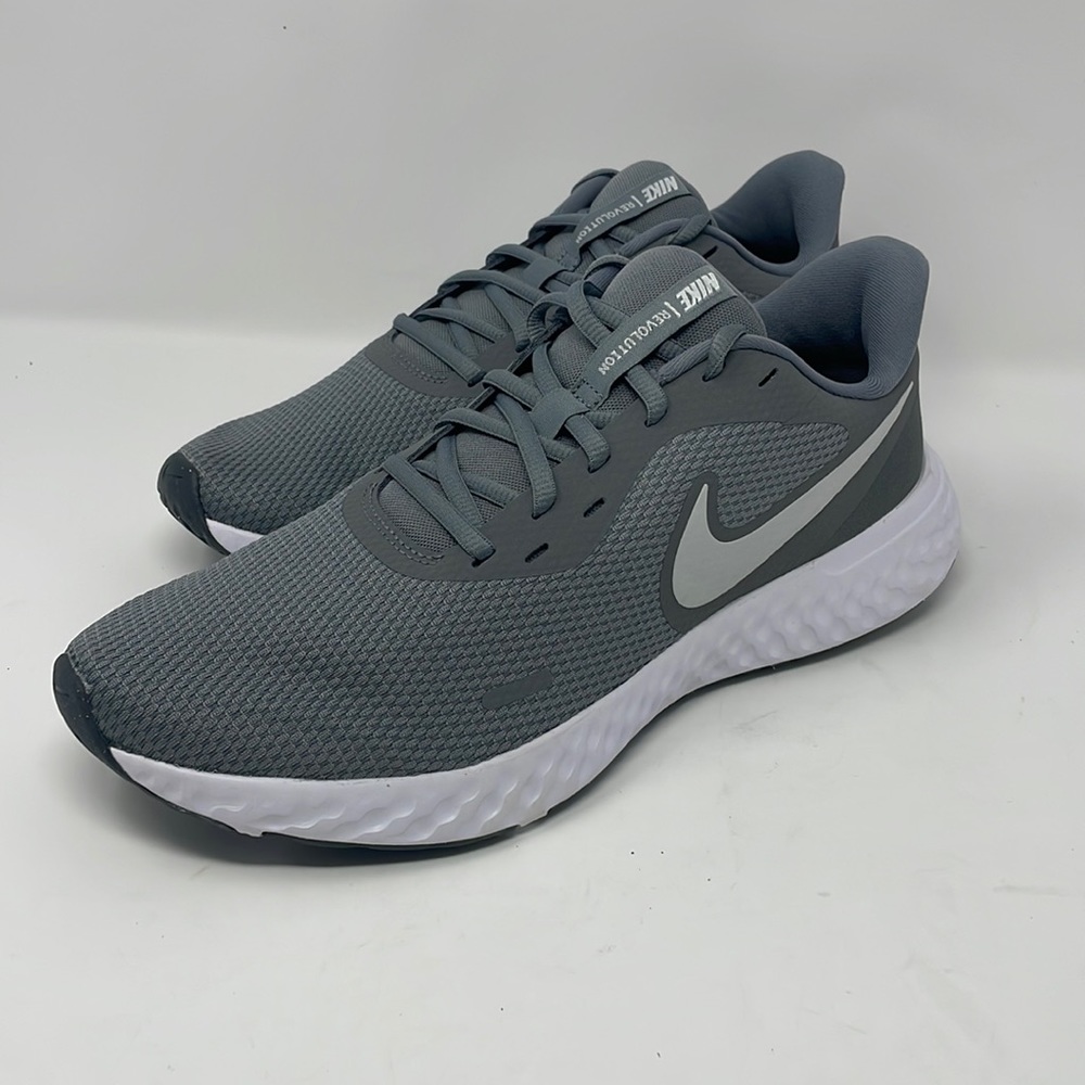 Nike Womens Revolution 5 Running Shoes NWOT GRAY WHITE